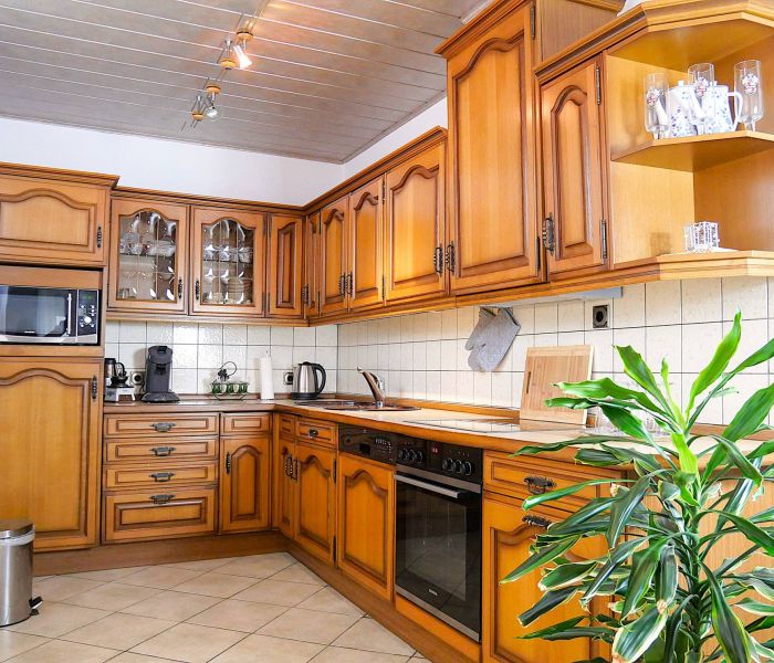 Große Einbauküche mit Holzfronten und kompletter Ausstattung.